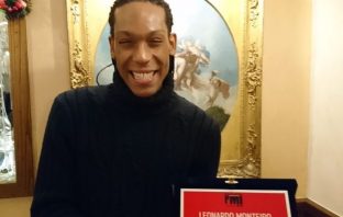 Sanremo 2018: Leonardo Monteiro (nuove proposte) premiato