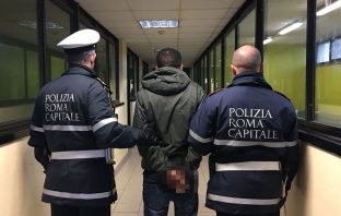Largo Arenula, la Polizia Locale arresta responsabile di furto in una edicola edicola