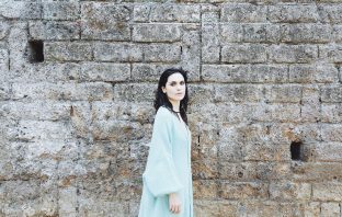 Erica Mou al Riverside presenta il suo nuovo disco mou