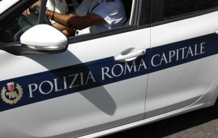 Importunava i passanti: immediato l’intervento della Polizia Locale roma capitale