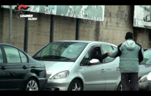 Salerno, in esecuzione 32 ordinanze di custodia cautelare per estorsione aggravata. parcheggiatori abusivi