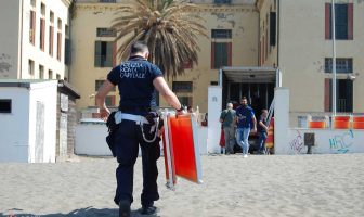 Ostia, sequestrate sdraio e ombrelloni abusivi ostia sequestro sdraio
