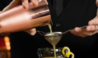 Oggi il cocktail per l’aperitivo si prepara in casa con gli amici e come un vero bartender aperitivo bartender