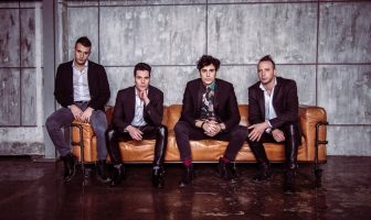 evento estivo di Radio Deejay dedicato alla scoperta dei nuovi talenti della musica italiana presenta RUDY ZERBI con la partecipazione di LA PINA e ANDREA & MICHELE Dopo essere arrivati in finale lo scorso anno, ad un passo dalla vittoria, la pop band milanese THEMA torna sul palco di “DEEJAY ON STAGE 2018”, l’evento estivo di Radio Deejay dedicato alla scoperta dei nuovi talenti della musica italiana. Il talent show si terrà dal 3 al 24 agosto a RICCIONE (Piazzale Roma) e sarà presentato da Rudy Zerbi, con la partecipazione di La Pina e Andrea & Michele, I Thema, selezionati tra oltre un migliaio di giovani artisti provenienti da tutta Italia, si esibiranno sabato 4 agosto con “Incredibile”, brano estratto dall’omonimo album attualmente disponibile nei negozi tradizionali, in digital download e su tutte le piattaforme streaming, e concorreranno per la finale in cui sarà decretato il vincitore che si aggiudicherà un mese di programmazione radiofonica del proprio brano su Radio Deejay. «Incredibile è l’aggettivo che descrive tutto quello che ci sta capitando da un anno a questa parte – racconta Luca Ferrara, batterista della band - Con questo singolo vogliamo condividere le emozioni che stiamo provando dopo aver suonato all’Arena di Verona e, per l’appunto, anche a Riccione a Dj On Stage lo scorso anno, davanti a decine di migliaia di persone. La musica è il tema principale, come se fosse una dedica alla cosa che ci fa sognare di più. Incredibile può anche descrivere tutto ciò che può capitare nella vita: un sogno realizzato, un incontro inaspettato, una casualità che può cambiarci la vita. Con questo pezzo vogliamo spronare le persone a godersi la vita, apprezzare le piccole cose e… a sentire il brivido». L’album “Incredibile”, prodotto da Vladi Tosetto e arrangiato da Mamo Belleno, è composto da 12 brani che sviluppano temi, emozioni e sentimenti differenti: l’amore come sintomo di felicità e delusione, la gioia di vivere a pieno la vita senza lasciare nulla al caso e il pensiero rivolto alle persone vicine e a quelle che sono distanti ma verso cui nutriamo un profondo affetto. Questa la tracklist: “Il nostro giorno”, “Cemento nell’anima”, “Incredibile”, “Non si può tornare indietro”, “Se ci stai”, “Parlo di te”, “Fatta per me”, “Inevitabile”, “Tra i dire e il tradire”, “Accendo la fantasia”, “Emozioni inutili”, “Anime sole”. Il video del brano “INCREDIBILE” è online su YouTube al seguente link: https://youtu.be/6v8qQCw_npU. THEMA è una band milanese composta da giovani musicisti: Thomas Moschen (voce, piano, chitarra acustica), Stefano Parmigiani (chitarre, voce) Mattia Missaglia (basso), Luca Ferrara (batteria, percussioni e voce). Il gruppo si forma nel 2013 dopo un casuale incontro in un locale dell’hinterland milanese, dove Luca e Mattia notano Thomas durante una sua esibizione. I tre decidono di formare una loro band a cui successivamente si aggiunge Stefano dando vita ufficialmente ai Thema. Grazie all’incontro con i produttori Vladi Tosetto e Mamo Belleno e il manager Nicola Ferrara, il gruppo ha realizzato il suo primo Ep, dal titolo “Accendi la fantasia” (Edel Italy), attualmente disponibile in digital download e su tutte le piattaforme streaming. L’Ep è stato anticipato in radio dai due singoli “Se ci stai” e “Accendo la fantasia”. Lo scorso anno la band si è esibita a Riccione per la finale di “Deejay on stage 2017”, evento estivo di Radio Deejay presentato da Rudy Zerbi e dedicato alla scoperta dei nuovi talenti della musica italiana, e si è classificata terza al Festival Show Giovani 2017, concorso del festival itinerante dell’estate italiana rivolto ai giovani emergenti, calcando il palco dell’Arena di Verona lo scorso 4 settembre. Inoltre, i Thema sono stati finalisti ad Area Sanremo ma sono stati eliminati ad un passo dalla selezione finale di Sanremo Giovani 2018. A maggio del 2018 è uscito il primo album della band, dal titolo “Incredibile”, anticipato in radio dal singolo “Il nostro giorno”, il cui video ad oggi ha superato le 500mila visualizzazioni. www.themaband.com www.facebook.com/ThemaBand/ www.twitter.com/ThemaBand www.instagram.com/themaband/