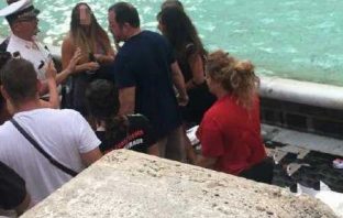 Fontana di Trevi: rissa tra due famiglie di turisti fontana trevi