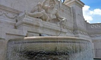 Altare della Patria: fermata turista americana nella fontana monumentale Patria Alla Altare
