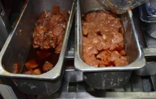 Movida: oltre 200 kg di carne e pesce sequestrati dalla Polizia Locale Avariati Cibi