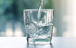 Cinque consigli (+1) per bere più acqua durante il giorno acqua sazietà