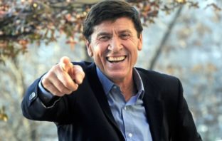 Gianni Morandi: “Stasera gioco in casa”, nuove date marzo 2020 al Teatro Duse over 70