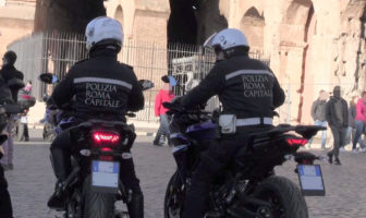 Colosseo: arrestato venditore abusivo polizia locale