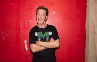 Enzo Salvi: grande debutto al Teatro Tirso de Molina con lo spettacolo “Io un attore cane” teatro tirso