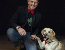Enzo Salvi: primo spettacolo teatrale per gli animali con raccolta cibo e medicinali tirso