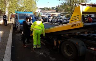 Trullo: rimossi dieci furgoni carichi di rifiuti e materiali in ferro, ulteriori indagini in corso polizia locale