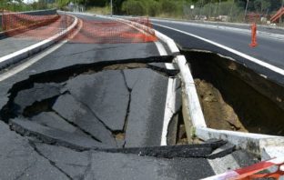 Codacons: dopo pioggia si riaprono buche a Roma