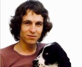 “Rino Gaetano – Sempre più blu”: il mito rivive nel documentario che svela l’uomo, l’artista e la voce roca che ha cambiato la musica italiana