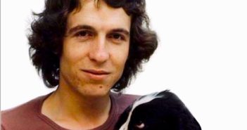 “Rino Gaetano – Sempre più blu”: il mito rivive nel documentario che svela l’uomo, l’artista e la voce roca che ha cambiato la musica italiana