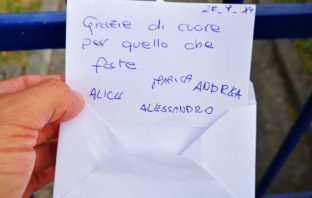 L’affetto dei cittadini ai Carabinieri: fiori e messaggi all’ingresso della caserma carabinieri