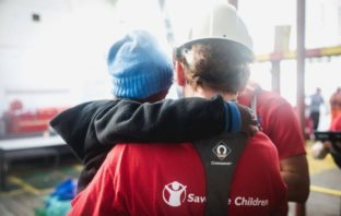 Minori stranieri: Save the Children, necessario superare una legge ormai obsoleta che impedisce a migliaia di bambini e adolescenti nati e/o cresciuti in Italia di ottenere la cittadinanza prima della maggiore età save the children