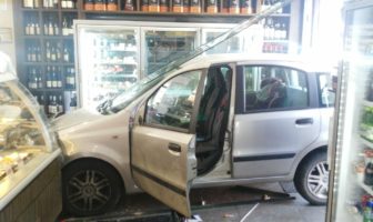 Intervento della Polizia Locale in via Casal del Marmo: auto finisce dentro un bar polizia locale