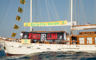 Blitz di Legambiente dalla Goletta Verde a largo della centrale a carbone di Civitavecchia con lo striscione “Nemico del clima” legambiente
