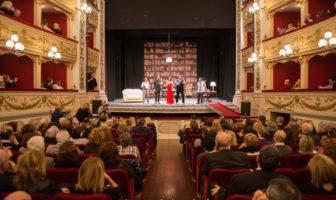 Torna la commedia-cult “Uomini sull’orlo di una crisi di nervi”… sette