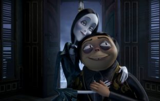 La Famiglia Addams con le voci di V. Raffaele, L. Bertè, R. Bova – Dal 31 ottobre al cinema famiglia addams