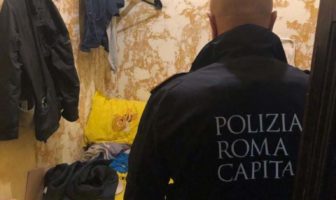 Appartamento in sovraffollamento: 13 persone in poco più di 40 metri quadri sovraffollamento