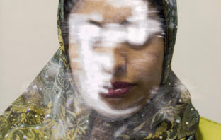 Lingering Ghosts, Le “ombre sospese” negli occhi dei migranti fotografati da Sam Ivin migranti