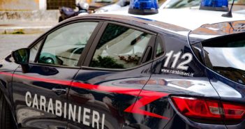 CARABINIERI: 80enne in stato confusionale vaga a piedi tra le auto che sfrecciano, salvato da una pattuglia a Giugliano in Campania (NA)
