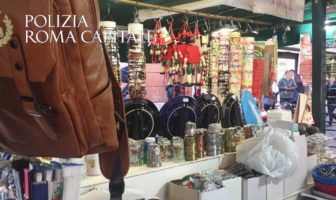 Fontana di Trevi: maxi sequestro di prodotti ad un banco della zona roma capitale