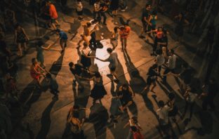 A Roma ci si conosce a ritmo di salsa salsa
