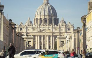 #iorestoacasa | Parte da Roma Wetaxi Delivery, il servizio per spedire e consegnare merci in città tramite il taxi wetaxi