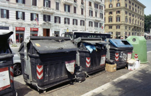 Roma torna ai cassonetti, Legambiente “Una Vergogna” cassonetti