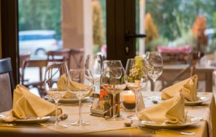 Fase 2, Trancassini FdI: “Sulla riapertura del settore della ristorazione si conferma la grassa ignoranza di chi scrive protocolli e non ascolta le categorie” ristorante