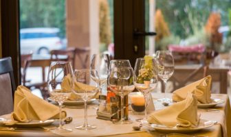 Fase 2, Trancassini FdI: “Sulla riapertura del settore della ristorazione si conferma la grassa ignoranza di chi scrive protocolli e non ascolta le categorie” ristorante