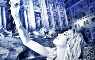 Valeria Marini fa “Boom” a Fontana di Trevi Valeria Marini
