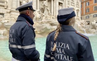 Fontana di Trevi, si arrampica sul monumento in forma di protesta polizia locale