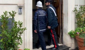 Tor Bella Monaca, negozio nel centro commerciale tenta di aggirare le disposizioni di chiusura facendo entrare i clienti da una porta di servizio posta sul retro tor bella monaca