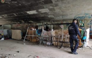 Ponte Duca d’Aosta, ennesimo intervento della Polizia Locale per liberare area occupata abusivamente. polizia locale