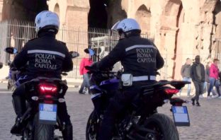 Polizia Locale, va avanti l’opera di contrasto all’ abusivismo: fermato un centurione al Colosseo centurione