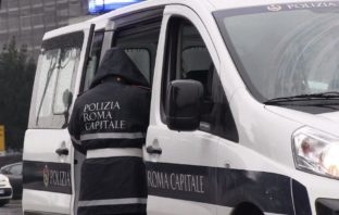 Via Cristoforo Colombo, provoca incidente e tenta di darsi la fuga: arrestato dalla Polizia Locale polizia locale