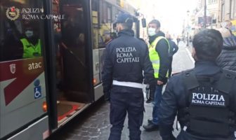 Tenta una rapina armato di coltello su un bus ATAC: arrestato da una pattuglia della Polizia Locale aggressione