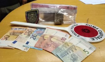 Trastevere, pusher arrestato dalla Polizia Locale durante i controlli movida: nascondeva hascisc all’interno di mascherine chirurgiche polizia locale