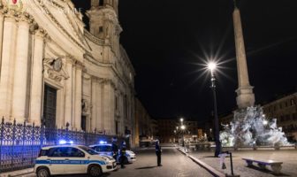 Piazza Navona, Polizia Locale ferma tre turisti americani all’interno della fontana dei Quattro Fiumi piazza navona