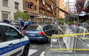 Operaio precipita da impalcatura su auto in sosta, in corso indagini da parte della Polizia Locale crollo