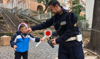 Bambino si allontana dalla mamma e si perde a Trastevere, ritrovato dalla Polizia Locale bambino
