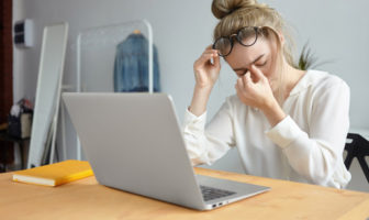 C’è un nesso tra il mal di testa e i problemi alla vista? mal di testa