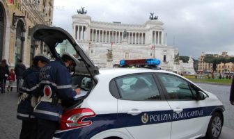 Piazza Venezia, tentano di colpire i passanti e i veicoli in transito piazza venezia