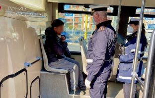 Invitato a scendere dal bus perché privo di mascherina, tenta di aggredire gli agenti della Polizia Locale: arrestato mascherina