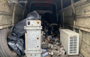 Fermato durante un controllo, a bordo trovate parti di motore e altri rifiuti speciali e pericolosi rifiuti